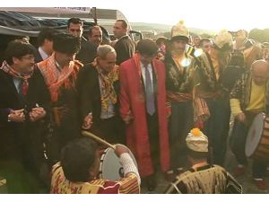 Başbakan Halay Çekti, Pilav Dağıttı