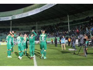Bursaspor Galibiyeti Taraftarlarla Kutladı