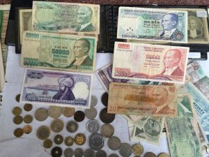 80 Yaşında Eski Para Satarak Geçimini Sağlıyor