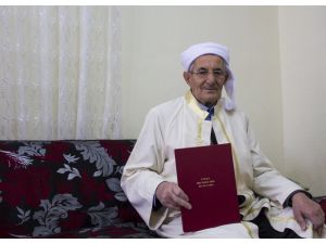 (Özel Haber) 82 Yaşında Dört Dilde Kitap Yazdı