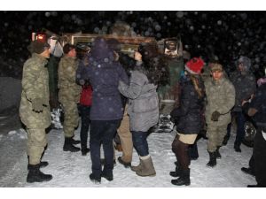 Kırklarelinde Kar Nedeniyle Yolda Mahsur Kalanları Asker Kurtardı