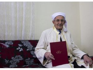 82 Yaşında 4 Dilde Kitap Yazdı
