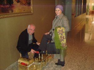 Eşinin Önünde Adeta Diz Çöktü