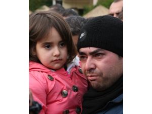 O Küçücük Elleriyle Babasının Gözyaşlarını Sildi
