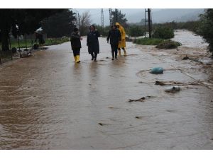 Arsuz’da Şiddetli Yağış Hayatı Felç Etti, Bazı Mahalleler Sular Altında Kaldı