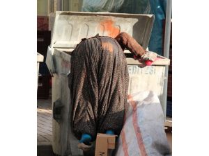 Evine Ekmek Götürmek İsteyen Kadın, Çöpten Kağıt Ve Plastik Topluyor