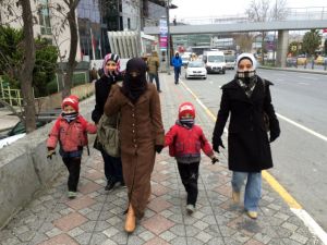 Suriyeli Aile, Kar Tatilini Okul Kapısında Öğrendi