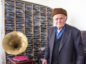 (Özel Haber) 65 Yılda 3 Bin 800 Plak Biriktirdi