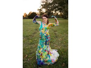 Terk Edilince Gelinliğini Rengarenk Boyadı