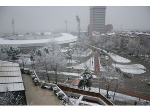 Kar Bursa’yı Esir Aldı, Zincirsiz Araçlar Yolda Kaldı