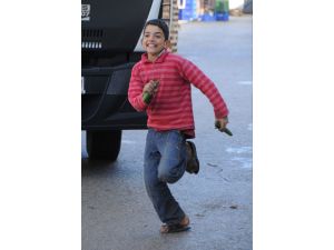 (Özel Haber) Çöpte Bulduğu İki Adet Salatalık, Suriyeli Çocuğu Böyle Sevindirdi