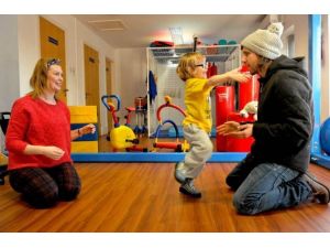 Engelli Çocuk Astronot Kıyafetleri Sayesinde Yürümeyi Başardı