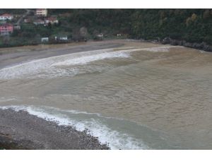 Karadeniz Çamur Rengine Büründü