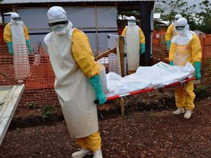 Ebola Yüzünden Toplamda 8 Bin 153 Kişi Hayatını Kaybetti