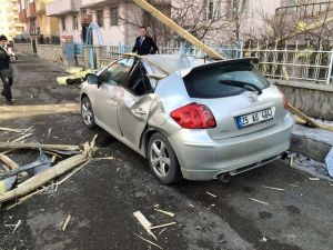 Erzurum’da Fırtına Hayatı Felç Etti