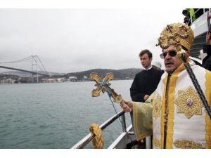 Haç Çıkarmak İçin Denize Sadece Bir Kişi Atladı