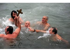 Haç Çıkartmak İçin Haliçin Soğuk Sularına Atladılar