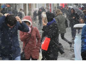 Taksim’de Kar Yağışı