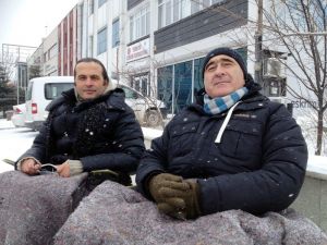 Türkiye Eskrim Federasyonu Önüne Gelen Sporcu Babaları, Yağan Kar Altında Oturma Eylemi Gerçekleştirdi
