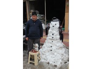 Kardan Adam Yaptı, Üşümesin Diye Hırka Girdirdi