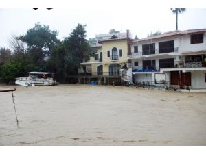Sel Felaket Getirdi