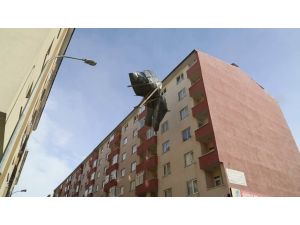 Erzurum’da Fırtına Çatıları Uçurdu