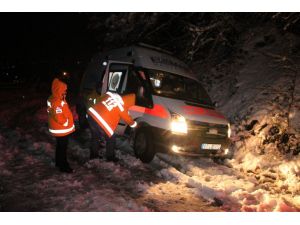 Ambulans Su Kanalına Düştü, Köylüler İmdada Yetişti