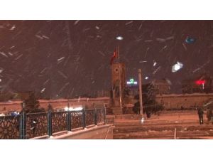 İstanbul’da Kar Yağışı Gece De Sürdü