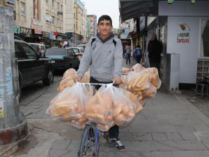 (Özel Haber) Bisikletle Günde 2 Bin 400 Ekmek Dağıtıyor
