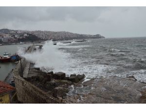 Zonguldak’ta Dev Dalgalar Mendireği Aştı