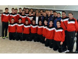 Milli Hentbolculardan Başkan Uysal’a Ziyaret