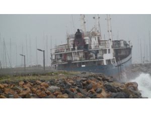 Kuru Yük Gemisi Karaya Oturdu