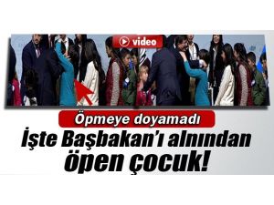 Başbakan’ı Alnından Öptü!