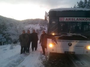 Yaklaşık 50 Araç Karda Mahsur Kaldı