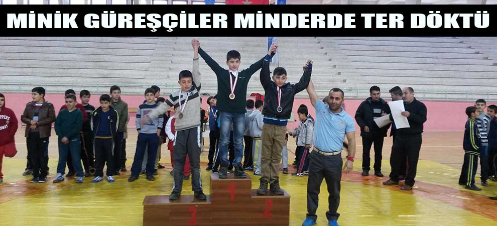 Minik Güreşçiler Minderde Ter Döktü
