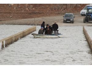 (Özel Haber) Baraj Suları Köy Yolunu Yuttu, Köprünün Üstünden Sandalla Geçiyorlar