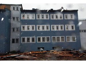 Fırtına Hanide Okulun Çatısını Uçurdu