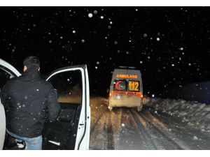 Köyde Mahsur Kalan Hamile Kadını Ekipler Hastaneye Ulaştırdı
