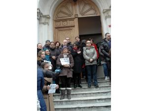 Paris’te Ölenler İçin İstanbul’da Saygı Duruşu