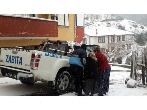 Evinde Mahsur Kalan Hastalara Zabıta Yardım Etti