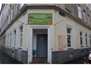 Viyanada Cami Duvarına İslam Karşıtı Yazı