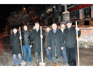 İl Başkanının Mahsur Kaldığını Belirten Chp’liler Kazma Kürekle Yol Açmaya Gitti