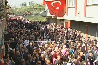 Şehidi on binler uğurladı 
