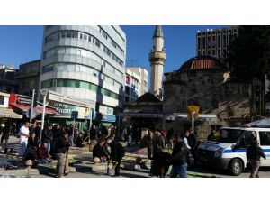 Cemaat Soğuk Dinlemedi, Cuma Namazını Kaldırımda Kıldı