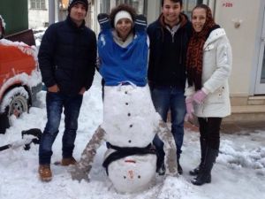 Muzip Gençler Kardan Adamı Amuda Kaldırdı