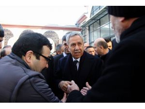 Arınç, Cuma Namazı Çıkışı Vatandaşlarla Tokalaştı