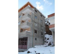 Karlara Dayanamayan İstinat Duvarı Evin Üzerine Düştü
