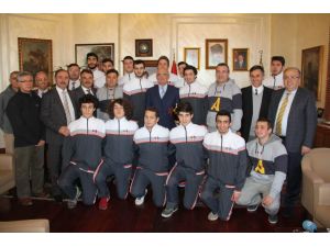 Şampiyon Basketbolculardan Başkan Yılmaz’a Ziyaret