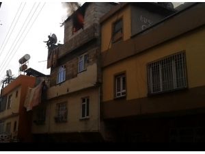 Ateşe Verdiği Evin Çatısında Mahsur Kaldı