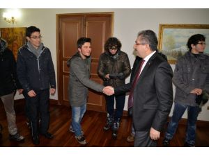 Bolu Valisi, Kartopu Oynayalım Tweeti Atan Öğrencileri Ağırladı